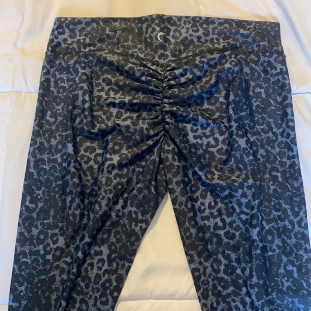 Zyia Stone Leopard Light n Luxe leggings